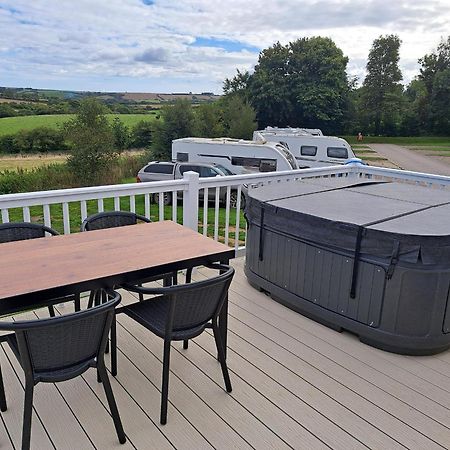 Grampound Our Kingfisher 34-4 Persons With Private Hot Tub-Pet Friendly-Tranquil Holiday Away From It All Yet Not Far From St Austell- The Holiday Home Has Two Bedrooms, Living And Dining Area, Equipped Kitchen-Decking-Outdoor Furniture-Fishing Lakes-Perfect المظهر الخارجي الصورة