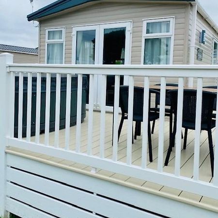 Grampound Our Kingfisher 34-4 Persons With Private Hot Tub-Pet Friendly-Tranquil Holiday Away From It All Yet Not Far From St Austell- The Holiday Home Has Two Bedrooms, Living And Dining Area, Equipped Kitchen-Decking-Outdoor Furniture-Fishing Lakes-Perfect المظهر الخارجي الصورة