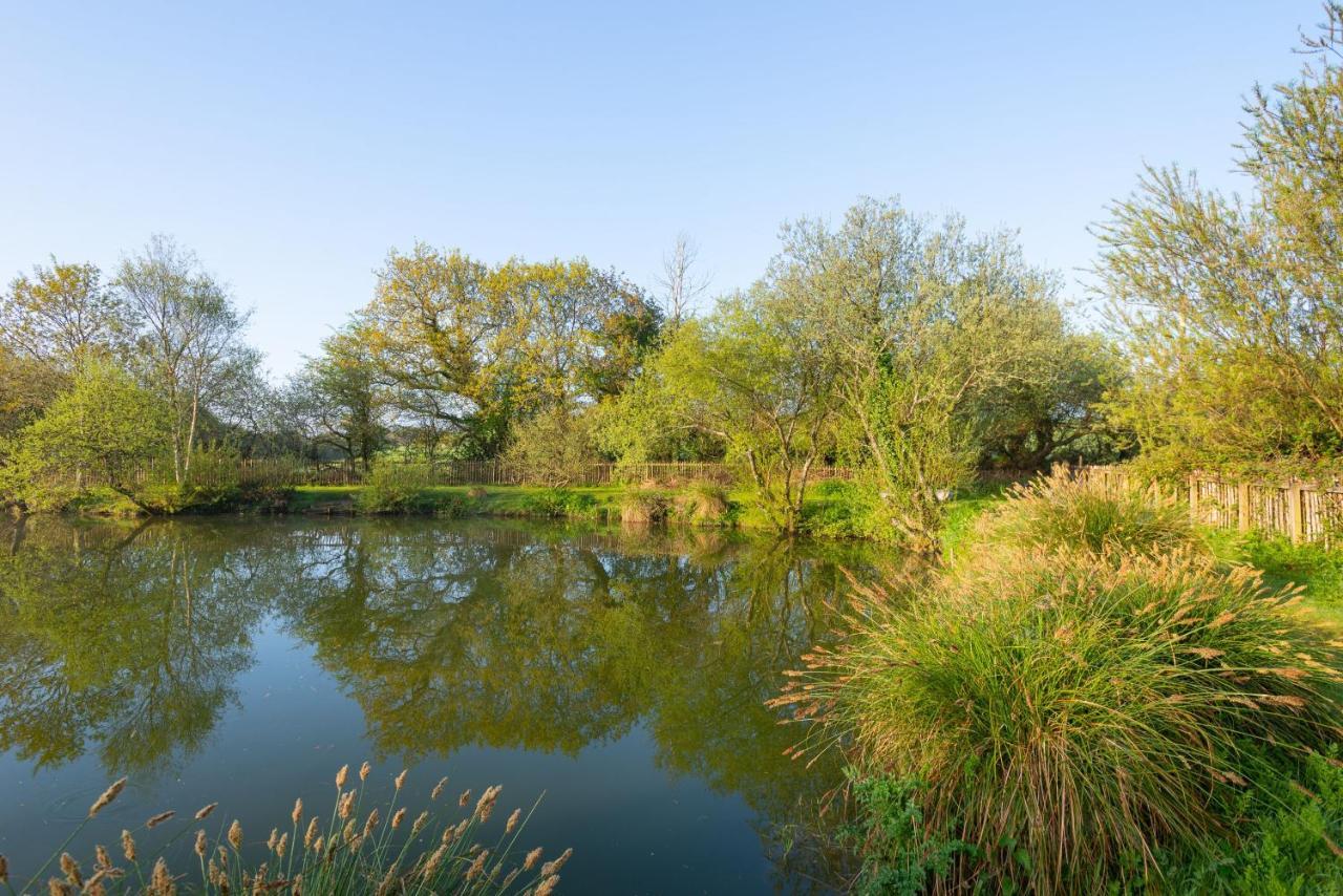 Grampound Our Kingfisher 34-4 Persons With Private Hot Tub-Pet Friendly-Tranquil Holiday Away From It All Yet Not Far From St Austell- The Holiday Home Has Two Bedrooms, Living And Dining Area, Equipped Kitchen-Decking-Outdoor Furniture-Fishing Lakes-Perfect المظهر الخارجي الصورة