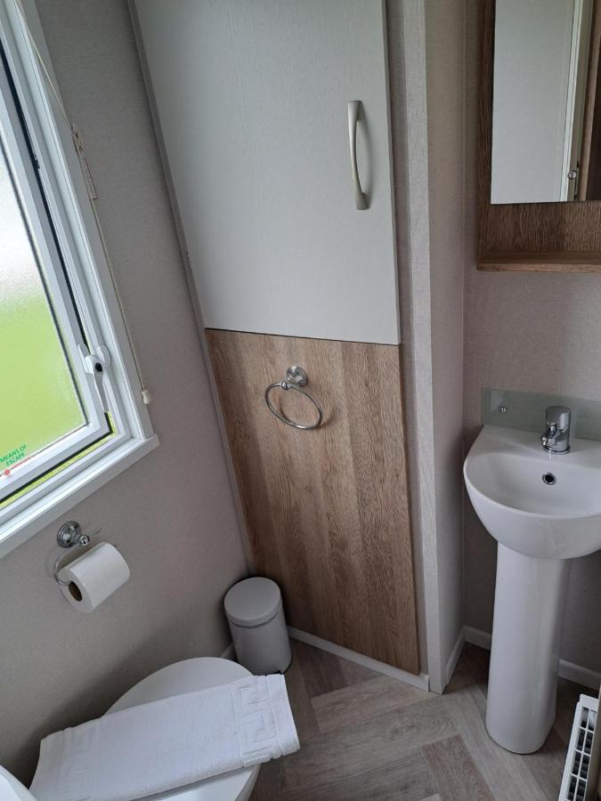 Grampound Our Kingfisher 34-4 Persons With Private Hot Tub-Pet Friendly-Tranquil Holiday Away From It All Yet Not Far From St Austell- The Holiday Home Has Two Bedrooms, Living And Dining Area, Equipped Kitchen-Decking-Outdoor Furniture-Fishing Lakes-Perfect المظهر الخارجي الصورة