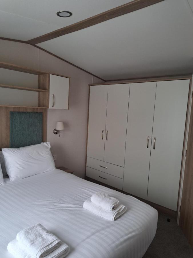 Grampound Our Kingfisher 34-4 Persons With Private Hot Tub-Pet Friendly-Tranquil Holiday Away From It All Yet Not Far From St Austell- The Holiday Home Has Two Bedrooms, Living And Dining Area, Equipped Kitchen-Decking-Outdoor Furniture-Fishing Lakes-Perfect المظهر الخارجي الصورة