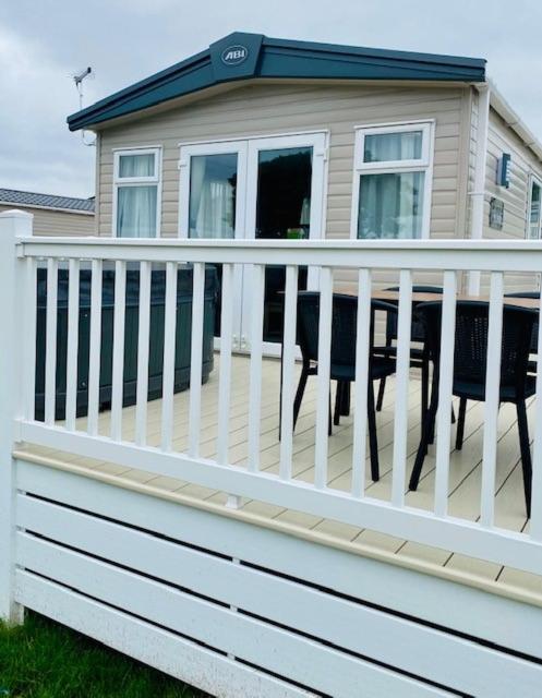 Grampound Our Kingfisher 34-4 Persons With Private Hot Tub-Pet Friendly-Tranquil Holiday Away From It All Yet Not Far From St Austell- The Holiday Home Has Two Bedrooms, Living And Dining Area, Equipped Kitchen-Decking-Outdoor Furniture-Fishing Lakes-Perfect المظهر الخارجي الصورة